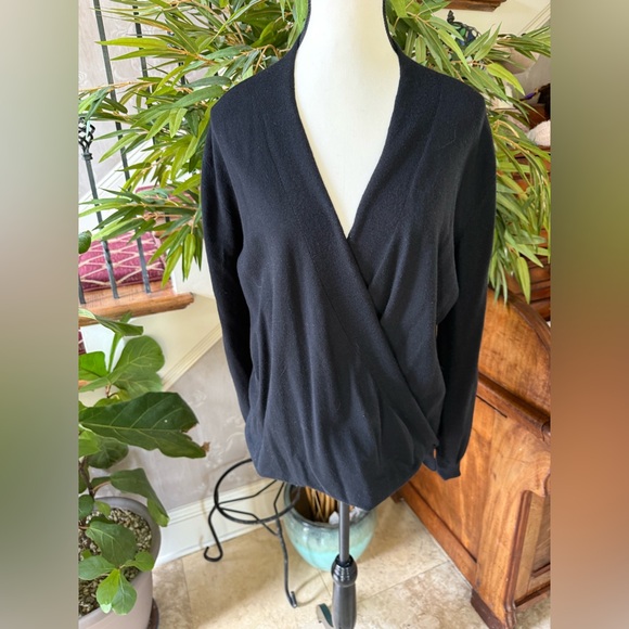 Max Studio ladies, large pullover, V-neck, long sleeve sweater excellent cond - Picture 7 of 11